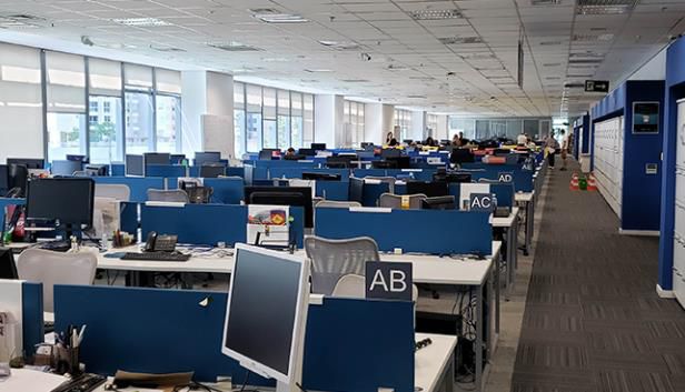 Open-plan office sound masking installation — workstation rows with ceiling-mounted SmartSMS-NET speakers preventing speech distraction
