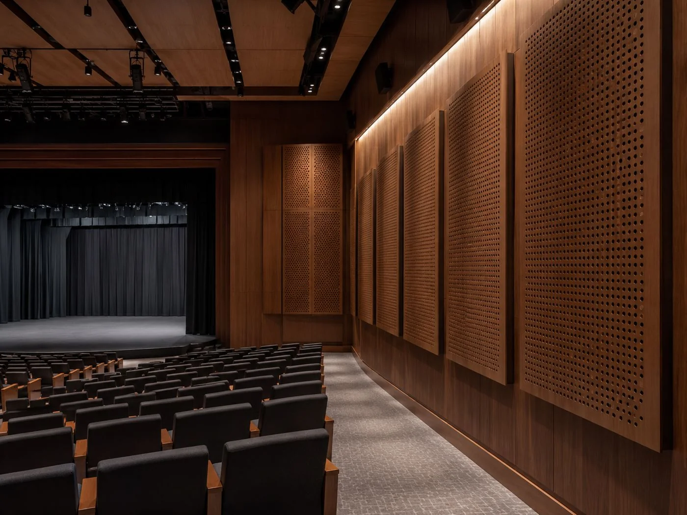 Perforated wood panels in auditorium | ألواح خشب مثقبة في قاعة محاضرات