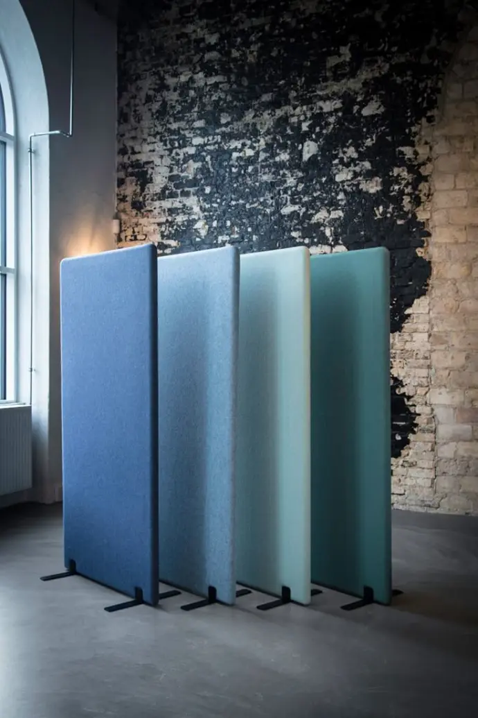 Floor-standing tall acoustic dividers in 4 fabric colours — blue, light blue, mint, and teal