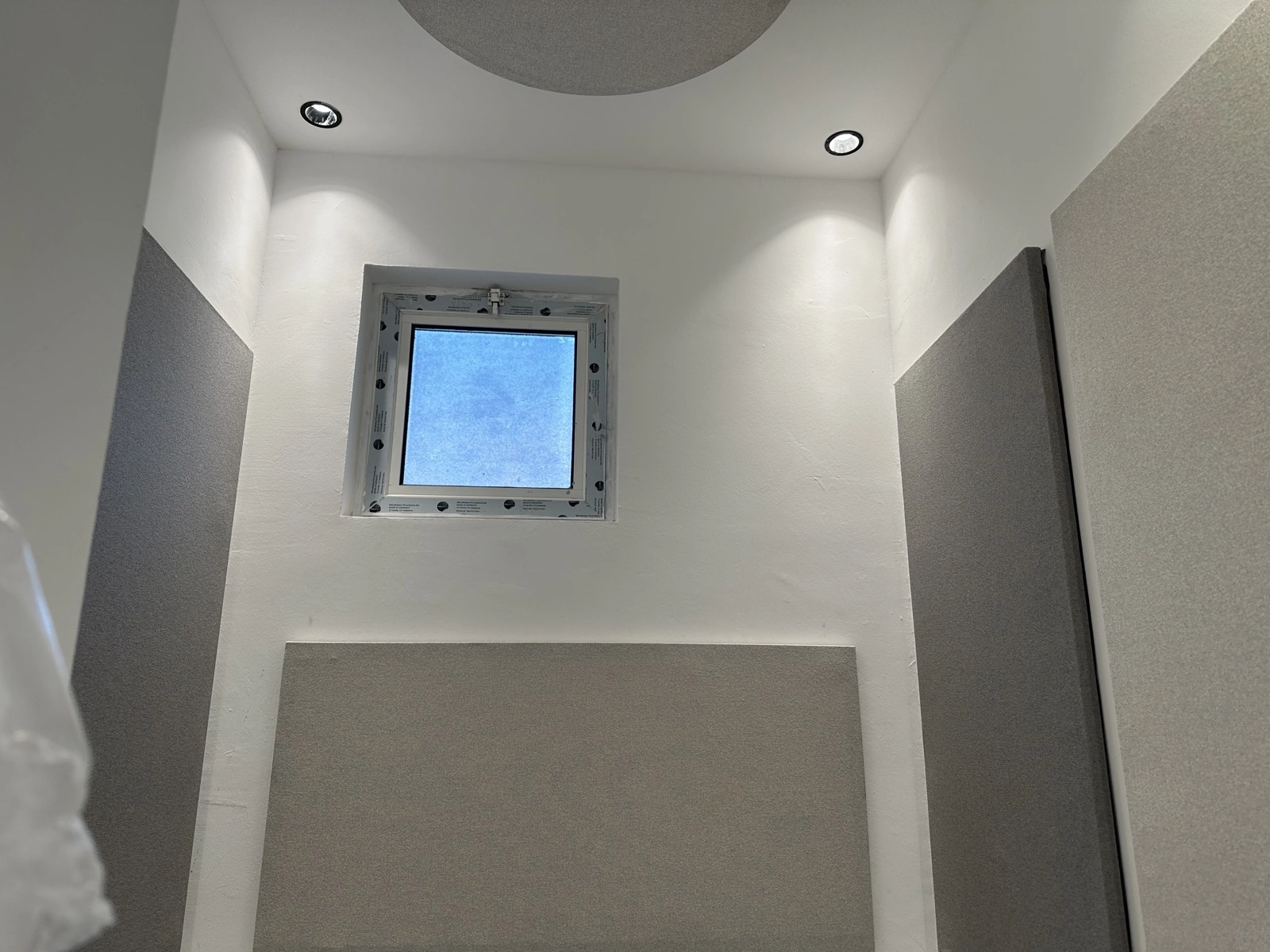 HungerStation HQ — focus pod with fabric wall panels