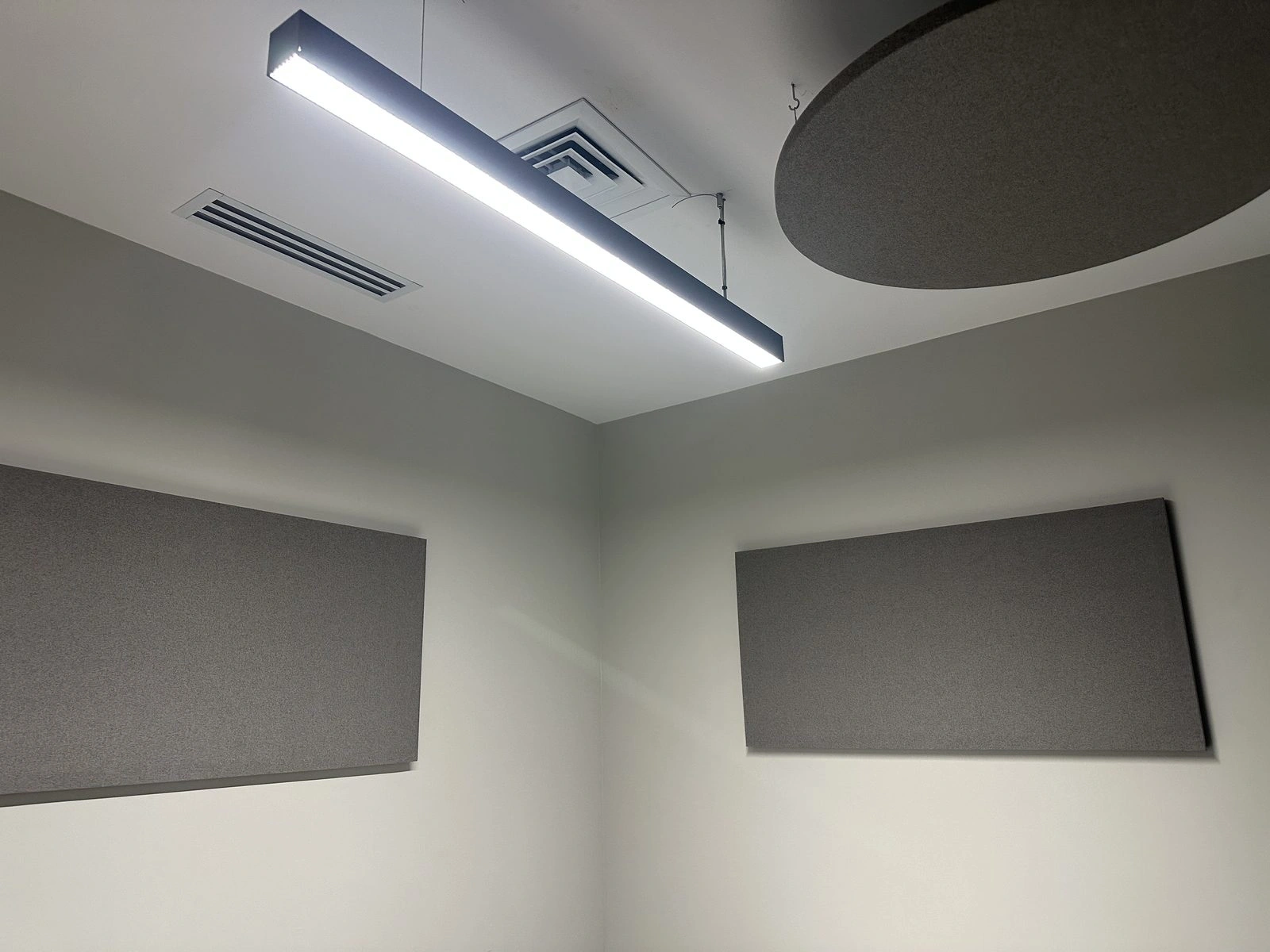 Crystal Networks Riyadh — focus room with 2 wall panels and ceiling baffle